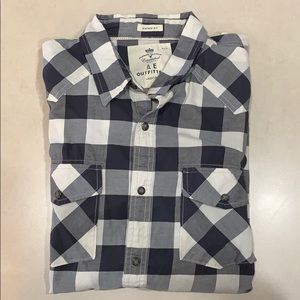 AMERICAN EAGLE LONG SLEEVE PEARL SNAP BUTTON DOWN